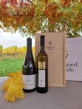 1 fles Mousserende wijn en 1 fles Souvignier Gris Barrique in houten kist